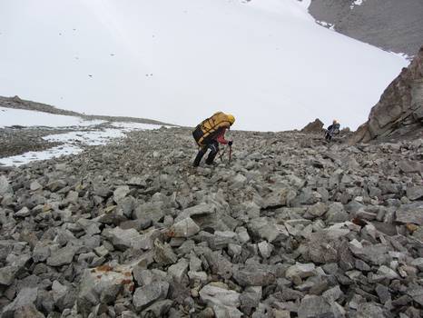 Фото. 38. Спуск с перевала Высоцкого на ледник Гезарт (№ 195)