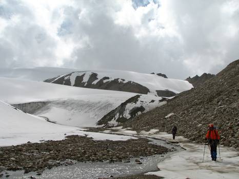 Фото. 44. Спуск с перевала Гезарт Ложный ниже ледопада. Виден путь спуска