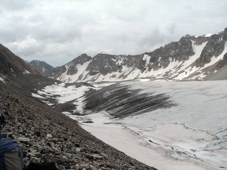 Фото. 102. Вид на ледник Кашкасу (№ 92) с места окончания спуска с пер. Затерянный
