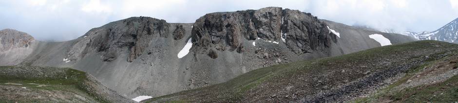 Фото. 10. Панорама второй группы скал на правом берегу ручья Карагой на высоте 3700 – 3900 м