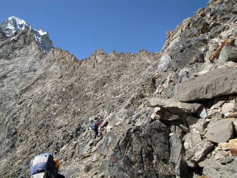 Фото 23.5. Подъём на перевал Щуровского по скально-осыпному склону