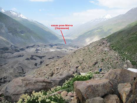Фото 26.5. Окончание Зеравшанского ледника. Вдали видно начало реки Матча (Зеравшан)