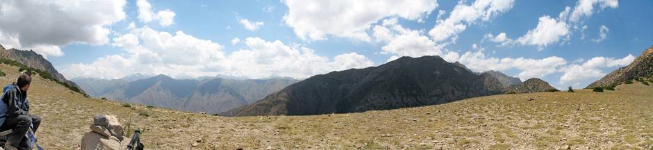 Фото 1.7. Панорама с перевала Сарыяз на юг