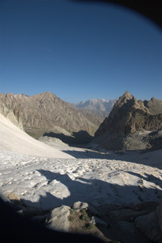 Фото 5.4 Вид с пер. Мура на северо-запад на ледник ГПП и д.р. Зомбар