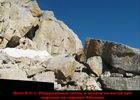 Разрушенные скалы и валуны на косой полке при подъеме на перевал Аболина