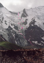 Вид на перевал Ионова (3А, 4800) с морены ледника Кечу-су. Пунктиром обозначен путь спуска. Треугольник - место ночевки.