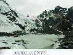 Фотография из отчета А. Новикова 1998 года. Красный крест - истинное расположение перевала. Пунктиром обозначен путь нашего спуска.
