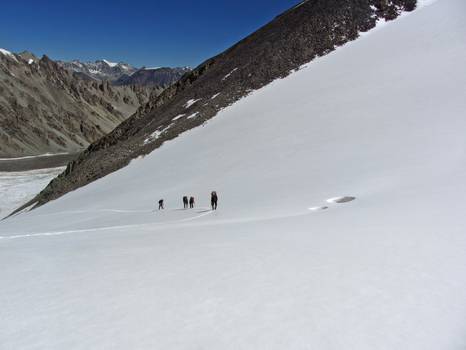 Фото. 48. Подъём на перевал Дамджайлоо Вост. Трещины ледника Кумтор Зап.