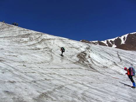 Фото. 84. Верёвка на спуске по леднику Киндык Зап. (№ 322)