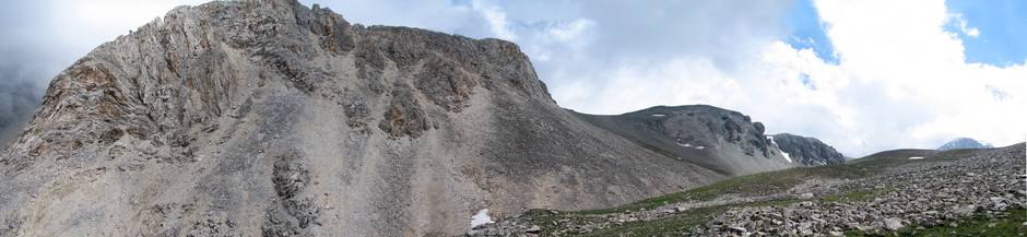 Фото. 9. Панорама первой группы скал на правом берегу ручья Карагой на высоте 3700 – 3900 м