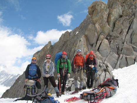 Фото 19.3. Группа на перевале Дарапиоз Восточный. Вид в сторону ледника Зеравшанский