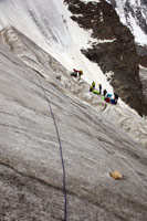 Первая веревка в ледопаде – подъем по крутому склону над разломами