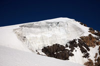 Вид на вершину с точки выхода со снежно-осыпного гребня на снежный склон