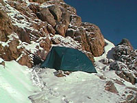 Бивак на полке 4360 м после снегопада